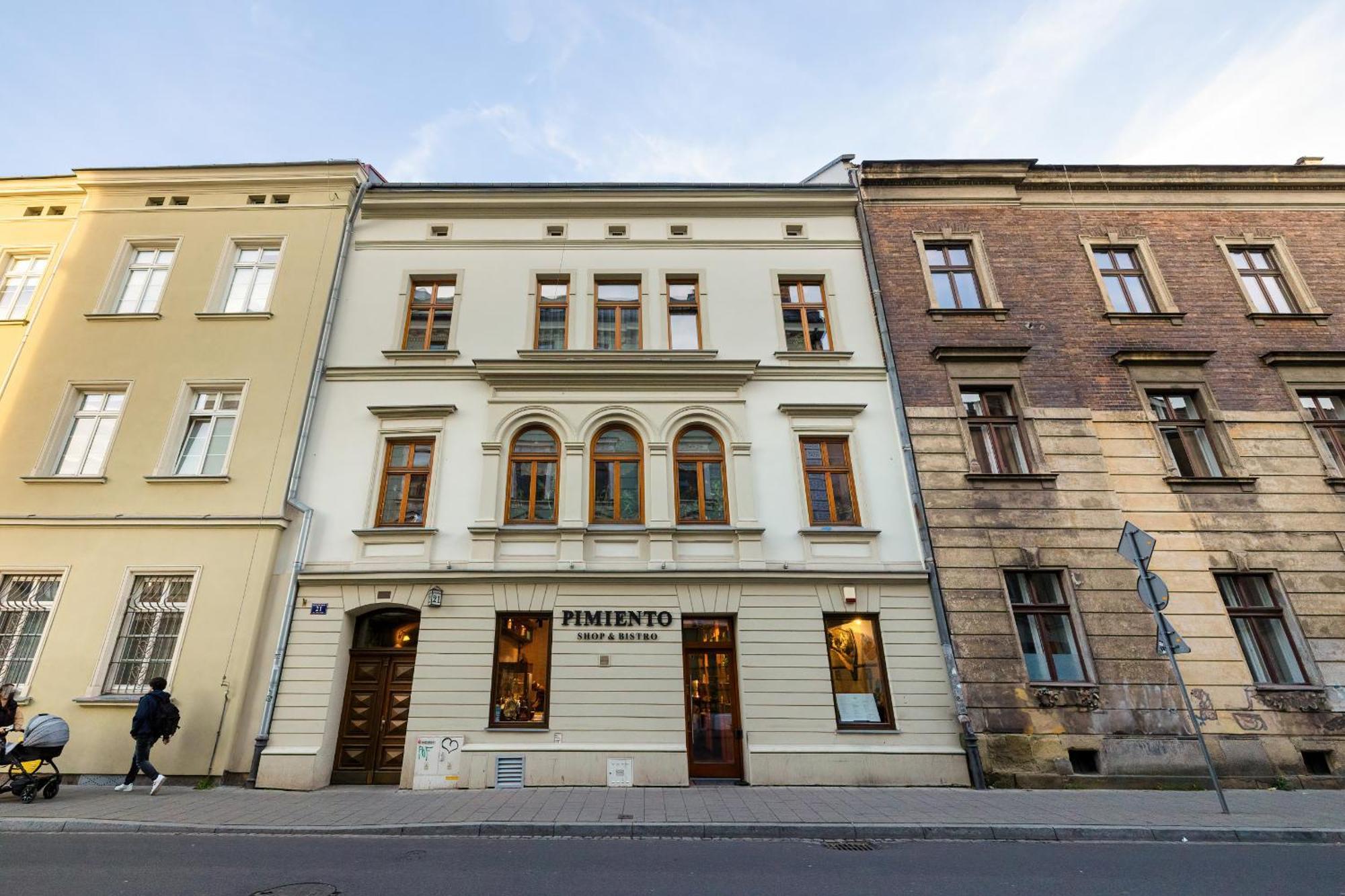 By Renters * Cracovia